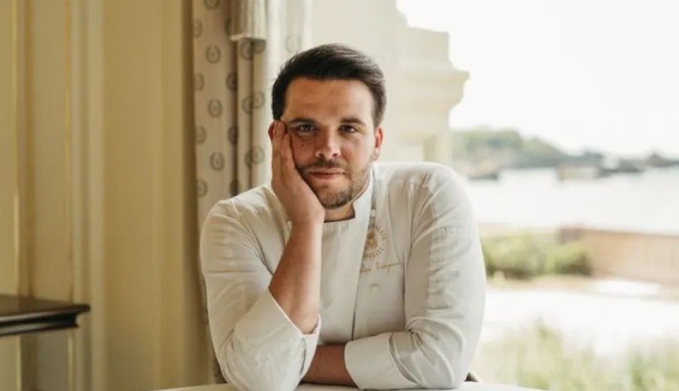 A generic square placeholder image with rounded corners in a figure.