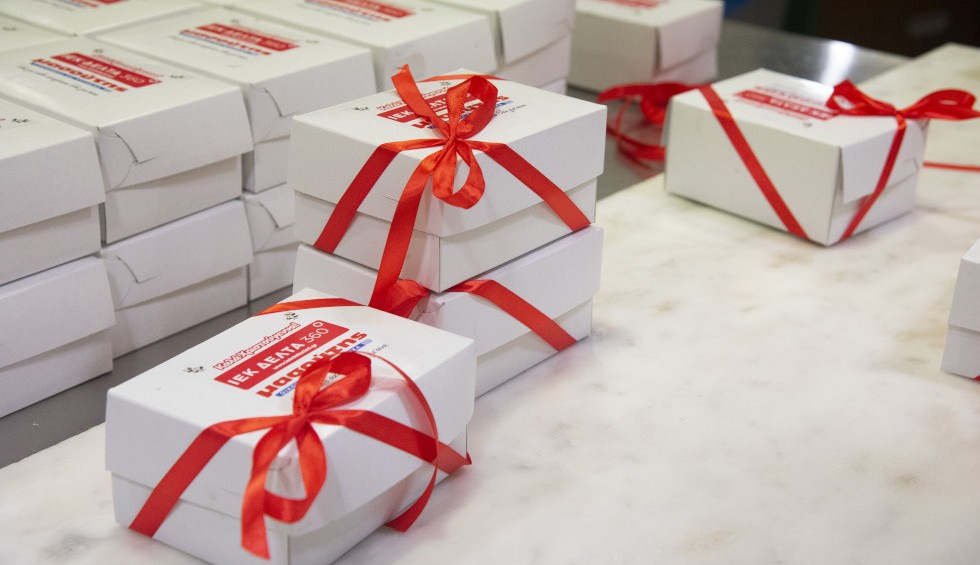 A generic square placeholder image with rounded corners in a figure.