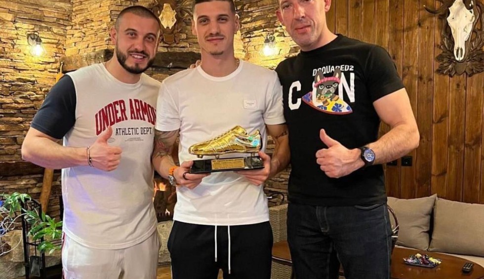 A generic square placeholder image with rounded corners in a figure.