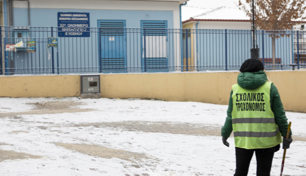 A generic square placeholder image with rounded corners in a figure.