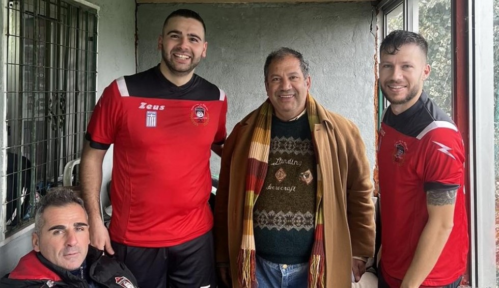 A generic square placeholder image with rounded corners in a figure.