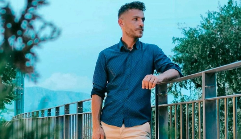 A generic square placeholder image with rounded corners in a figure.