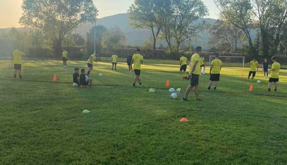 A generic square placeholder image with rounded corners in a figure.