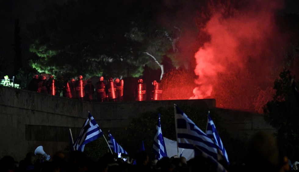 A generic square placeholder image with rounded corners in a figure.