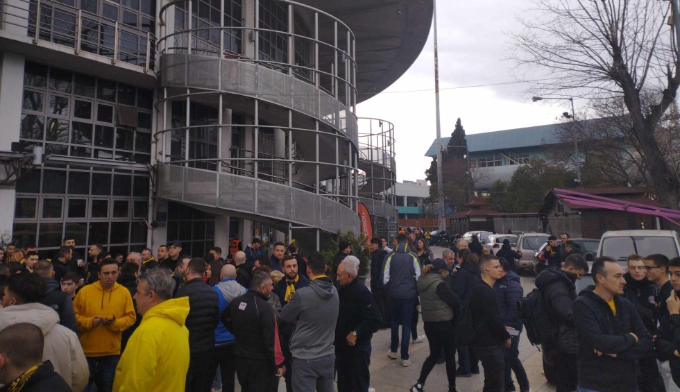 A generic square placeholder image with rounded corners in a figure.