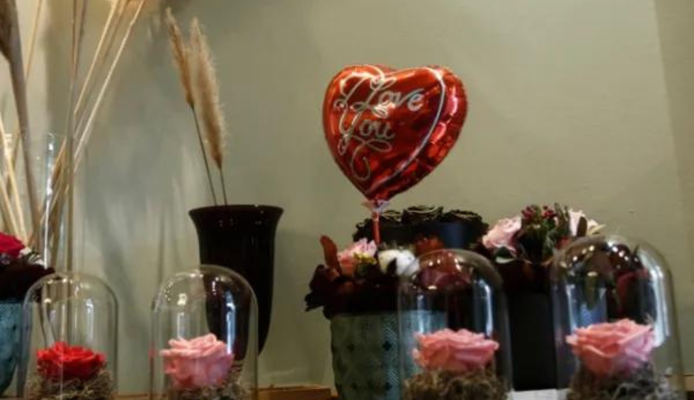 A generic square placeholder image with rounded corners in a figure.