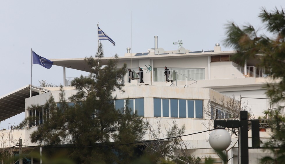 A generic square placeholder image with rounded corners in a figure.