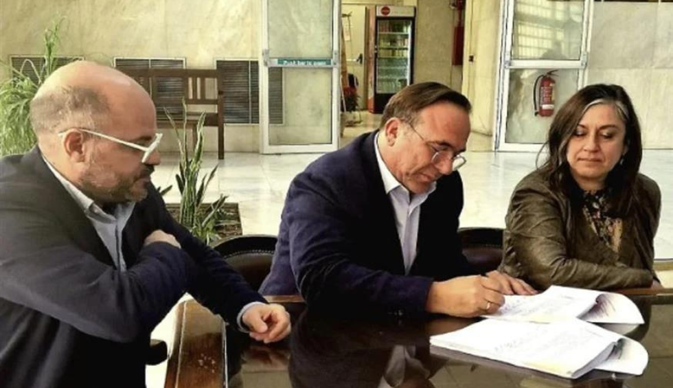 A generic square placeholder image with rounded corners in a figure.