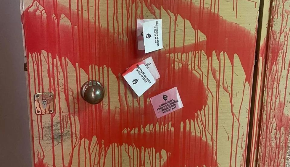 A generic square placeholder image with rounded corners in a figure.