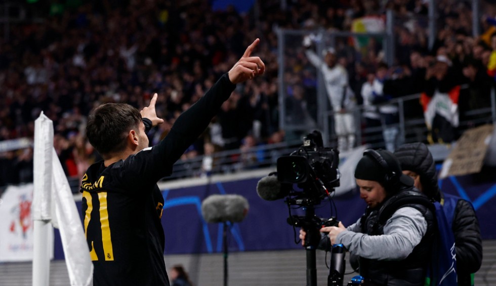 A generic square placeholder image with rounded corners in a figure.