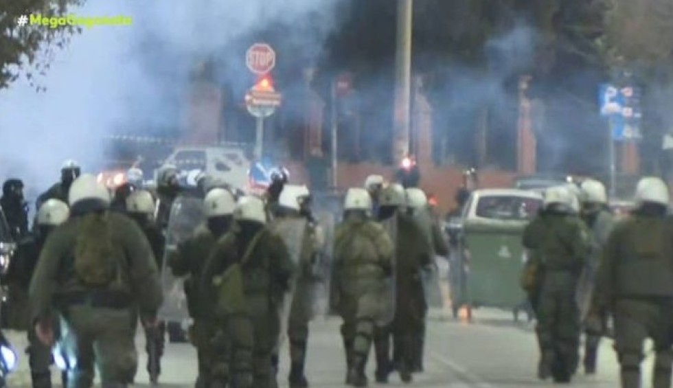 A generic square placeholder image with rounded corners in a figure.