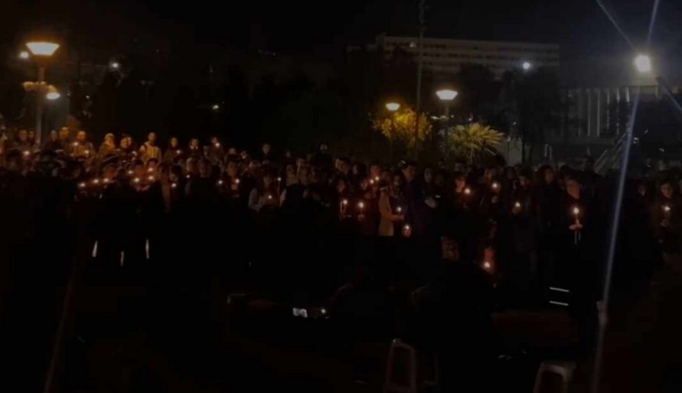 A generic square placeholder image with rounded corners in a figure.