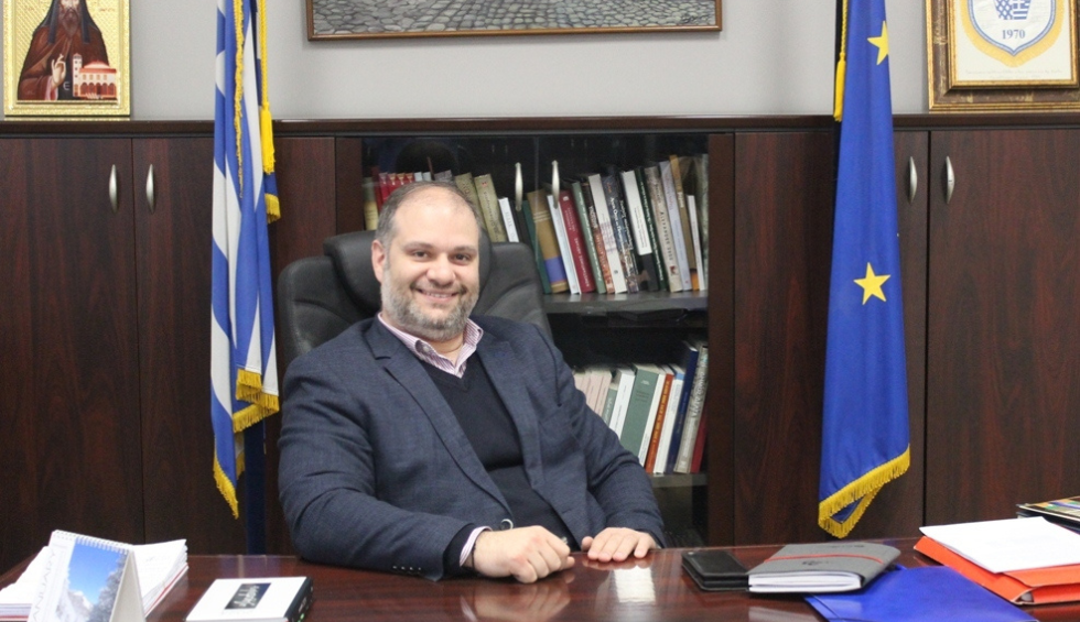 A generic square placeholder image with rounded corners in a figure.