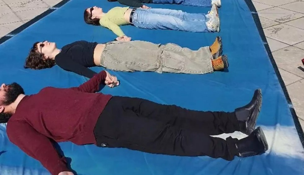 A generic square placeholder image with rounded corners in a figure.