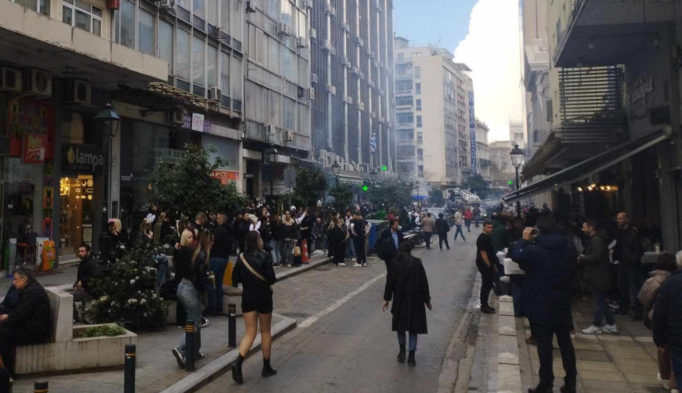 A generic square placeholder image with rounded corners in a figure.