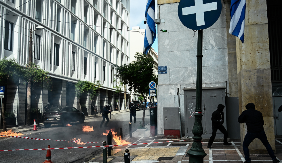 A generic square placeholder image with rounded corners in a figure.