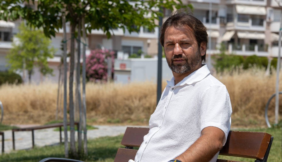 A generic square placeholder image with rounded corners in a figure.