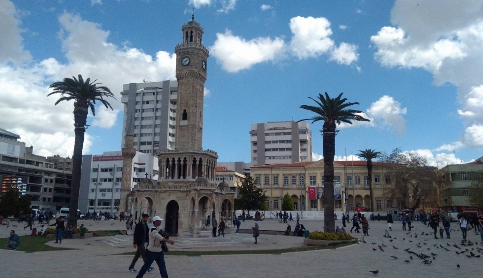 A generic square placeholder image with rounded corners in a figure.