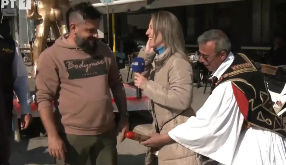 A generic square placeholder image with rounded corners in a figure.