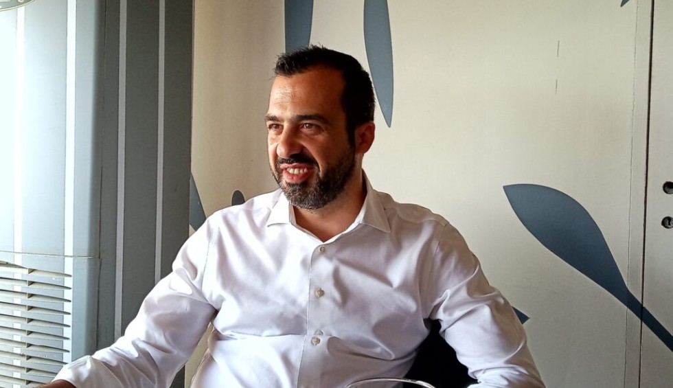 A generic square placeholder image with rounded corners in a figure.