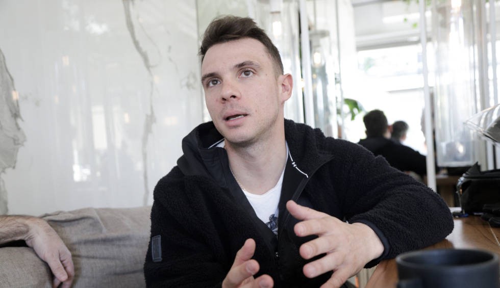 A generic square placeholder image with rounded corners in a figure.