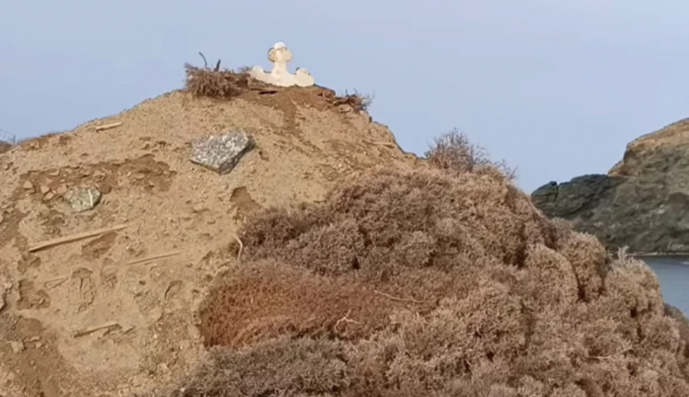 A generic square placeholder image with rounded corners in a figure.