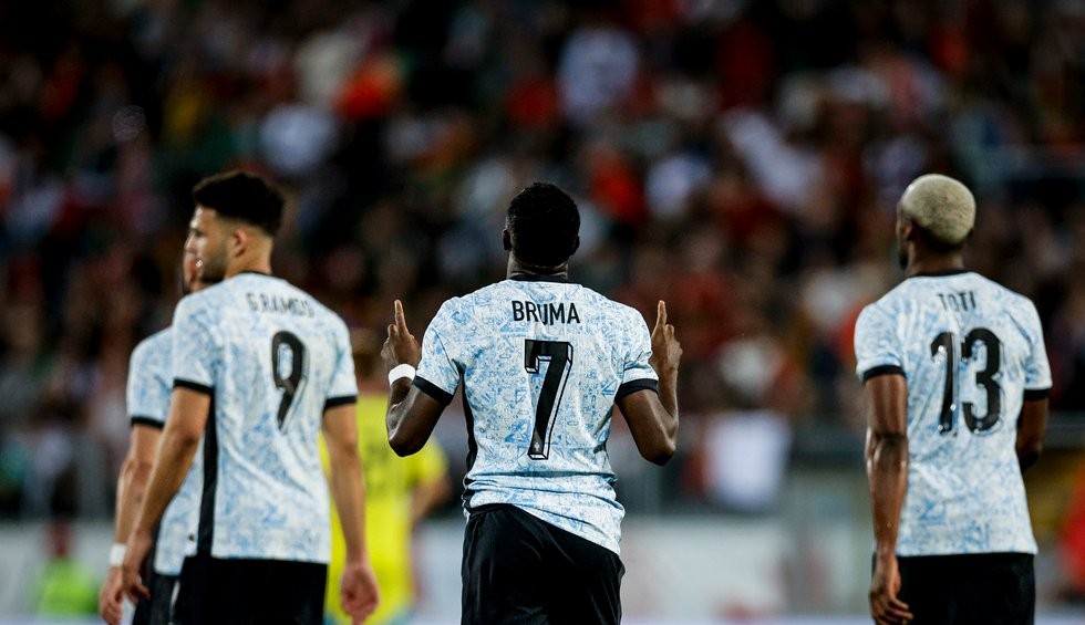 A generic square placeholder image with rounded corners in a figure.