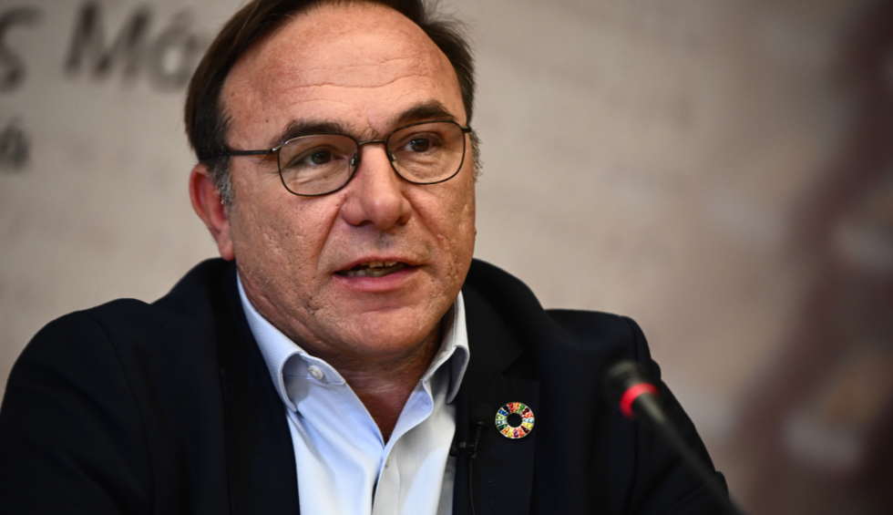 A generic square placeholder image with rounded corners in a figure.