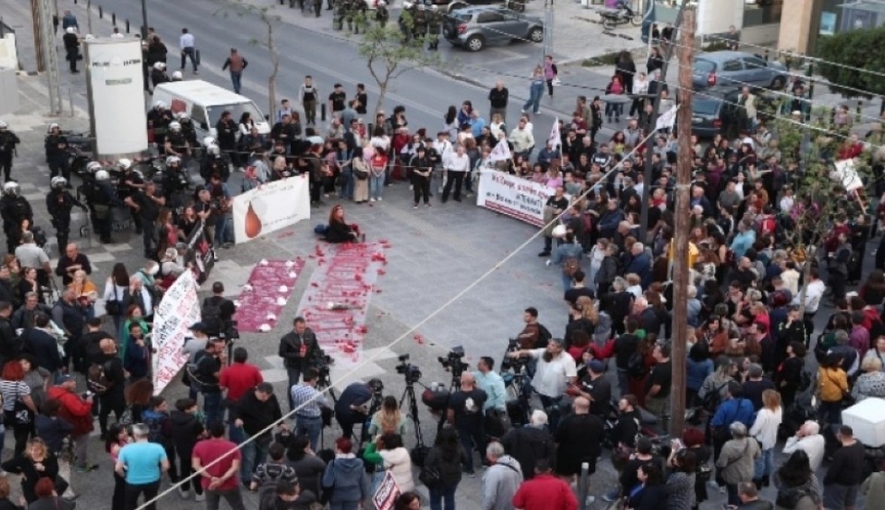 A generic square placeholder image with rounded corners in a figure.