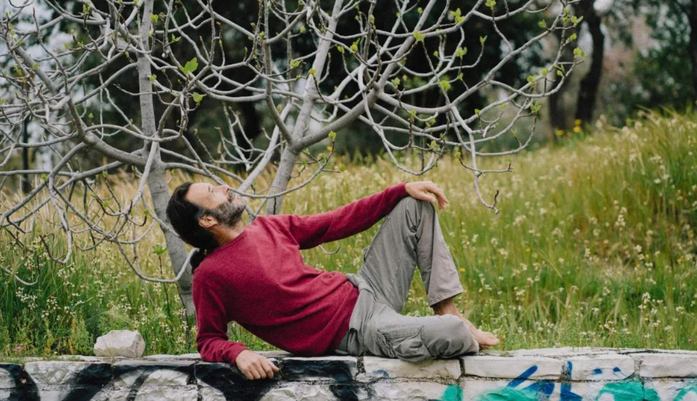 A generic square placeholder image with rounded corners in a figure.