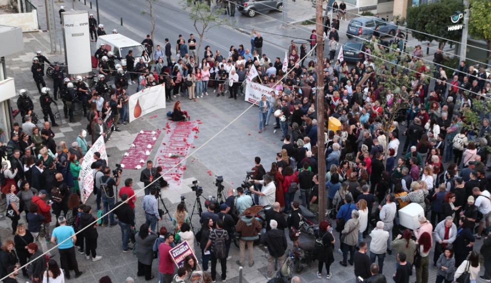 A generic square placeholder image with rounded corners in a figure.