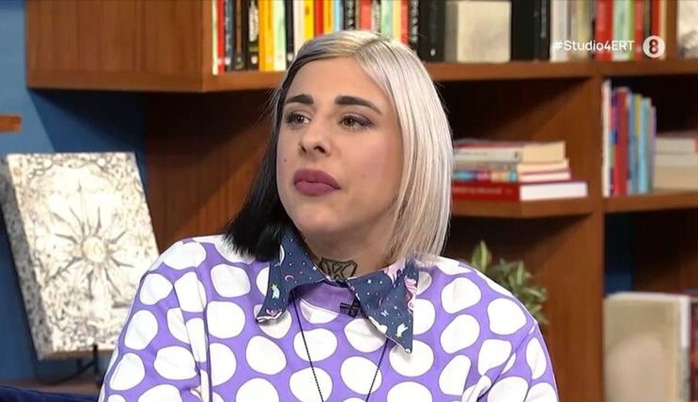 A generic square placeholder image with rounded corners in a figure.