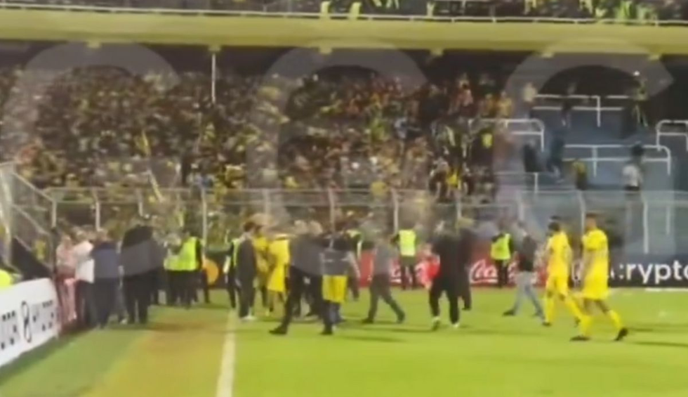 A generic square placeholder image with rounded corners in a figure.