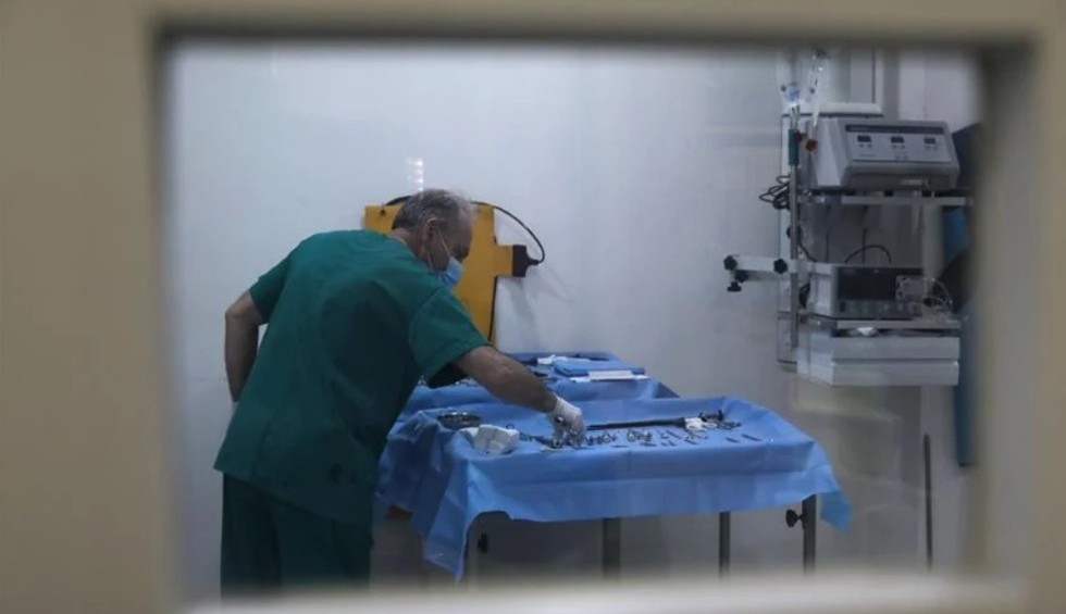 A generic square placeholder image with rounded corners in a figure.