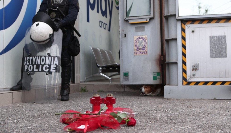 A generic square placeholder image with rounded corners in a figure.