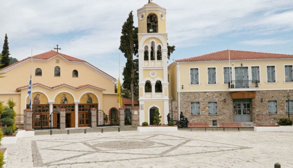 A generic square placeholder image with rounded corners in a figure.