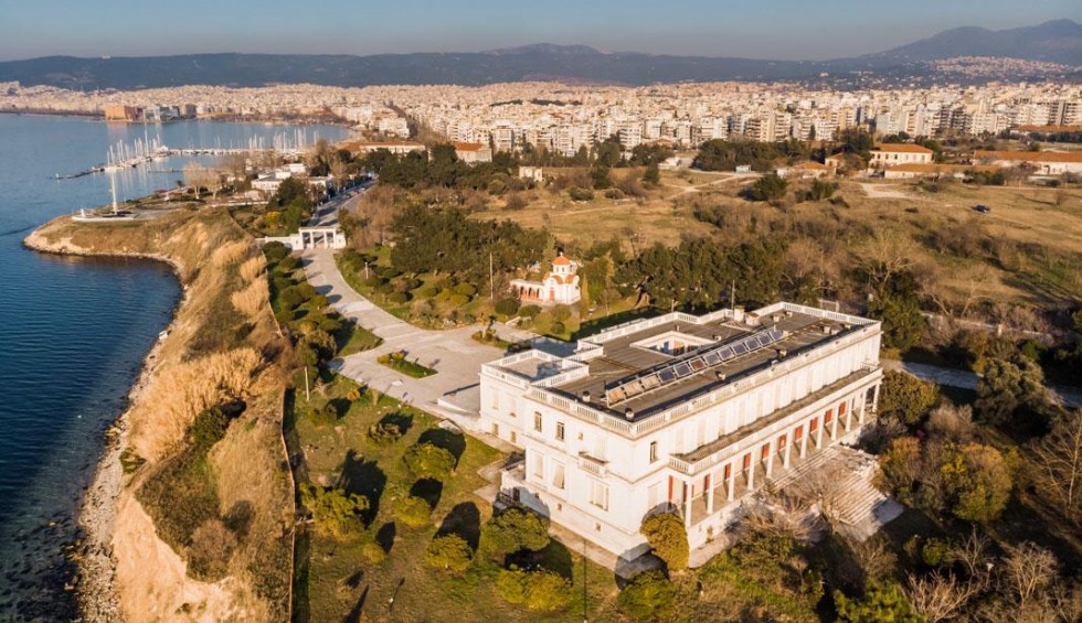 A generic square placeholder image with rounded corners in a figure.