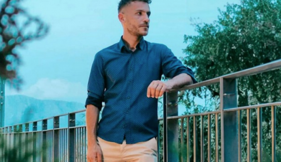 A generic square placeholder image with rounded corners in a figure.