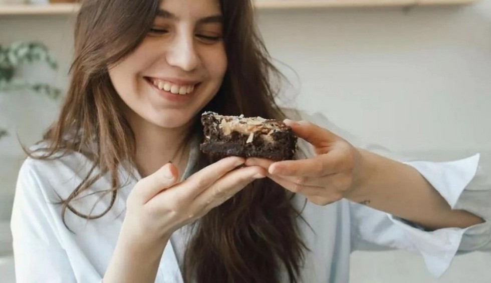 A generic square placeholder image with rounded corners in a figure.