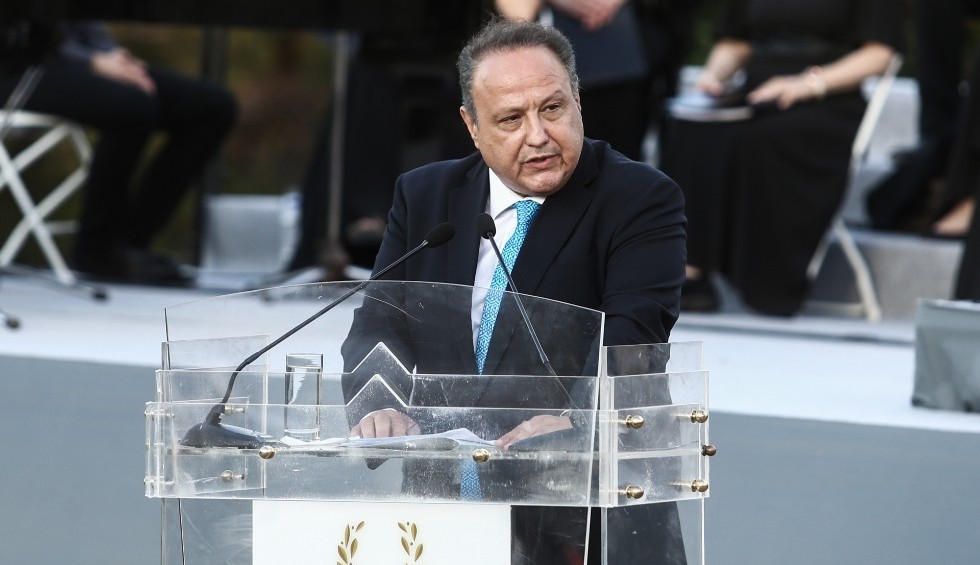 A generic square placeholder image with rounded corners in a figure.