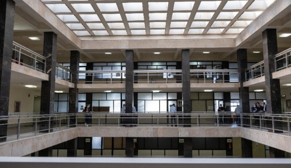 A generic square placeholder image with rounded corners in a figure.