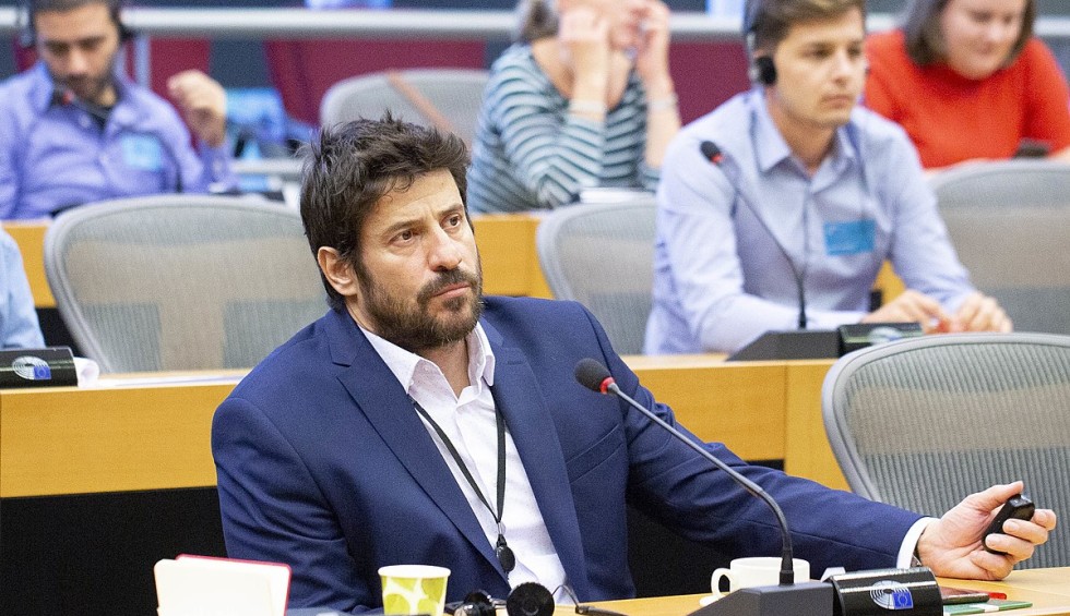 A generic square placeholder image with rounded corners in a figure.