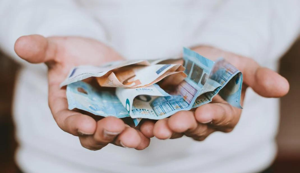 A generic square placeholder image with rounded corners in a figure.