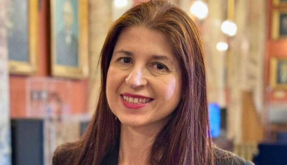 A generic square placeholder image with rounded corners in a figure.