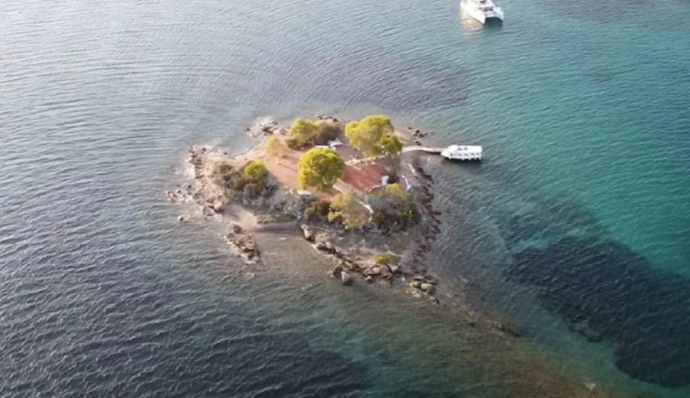 A generic square placeholder image with rounded corners in a figure.