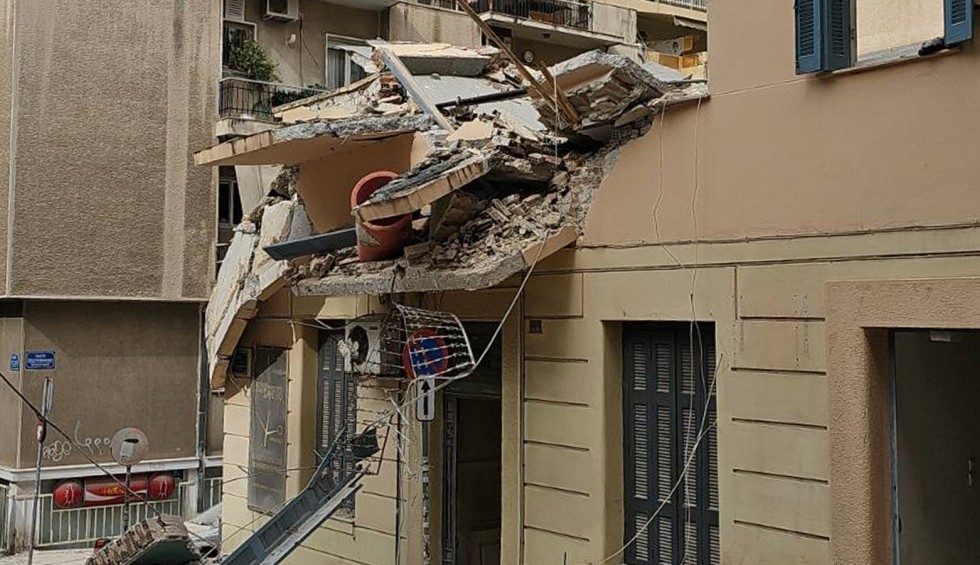 A generic square placeholder image with rounded corners in a figure.