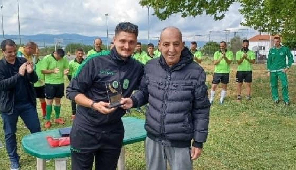 A generic square placeholder image with rounded corners in a figure.