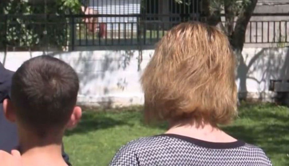 A generic square placeholder image with rounded corners in a figure.