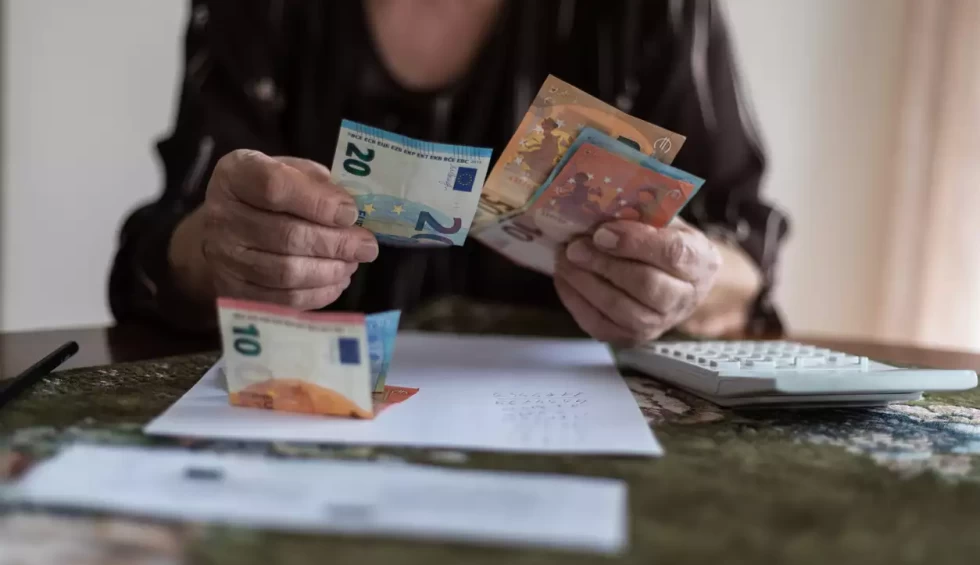 A generic square placeholder image with rounded corners in a figure.