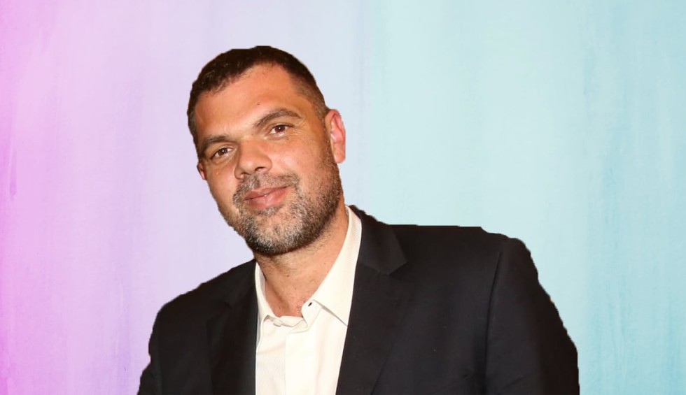 A generic square placeholder image with rounded corners in a figure.